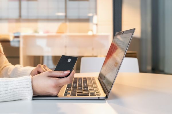 Alertes sur les arnaques : détecter les faux conseillers bancaires